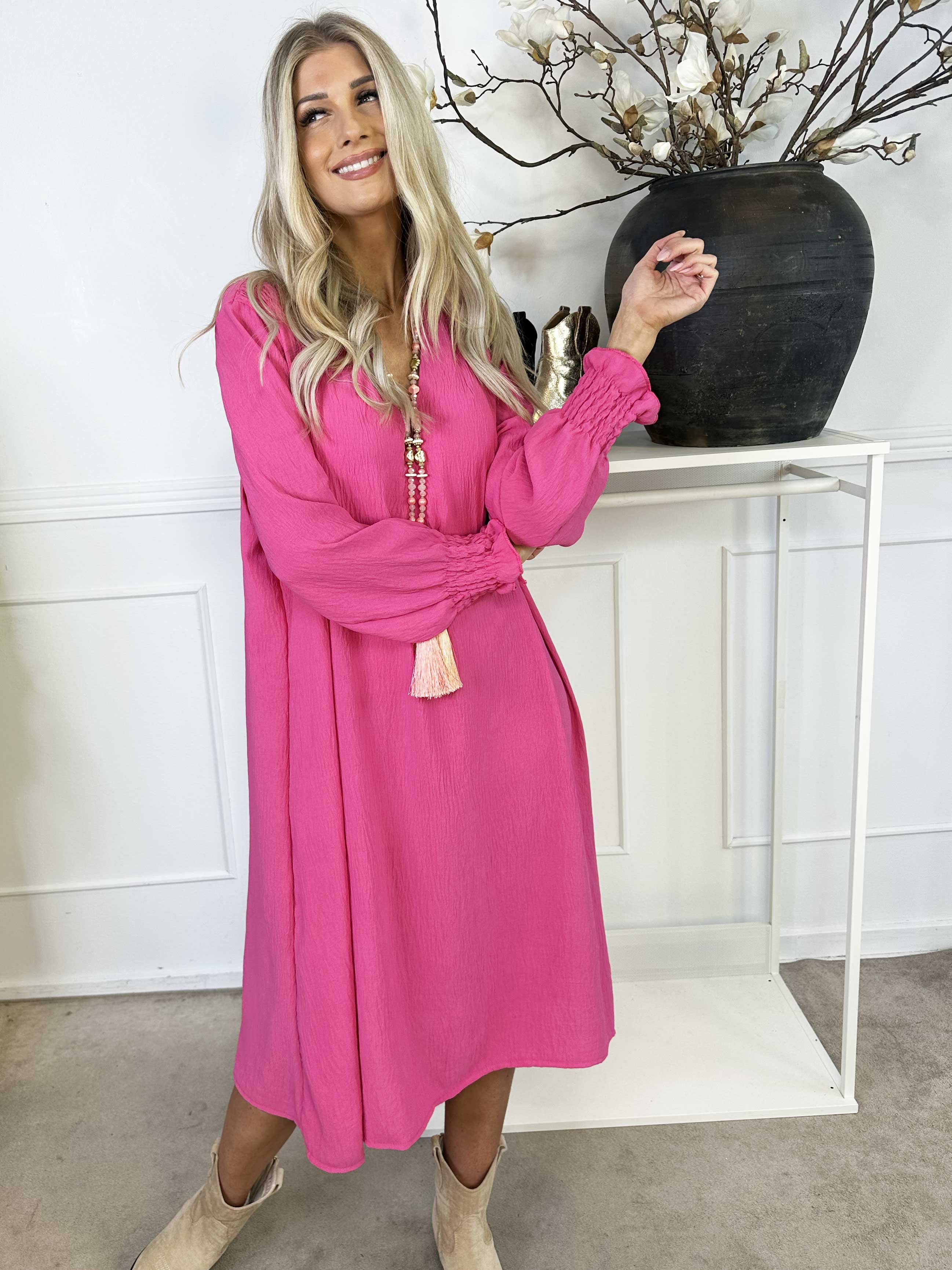 Marisol - Söt smockad klänning med v-ringning